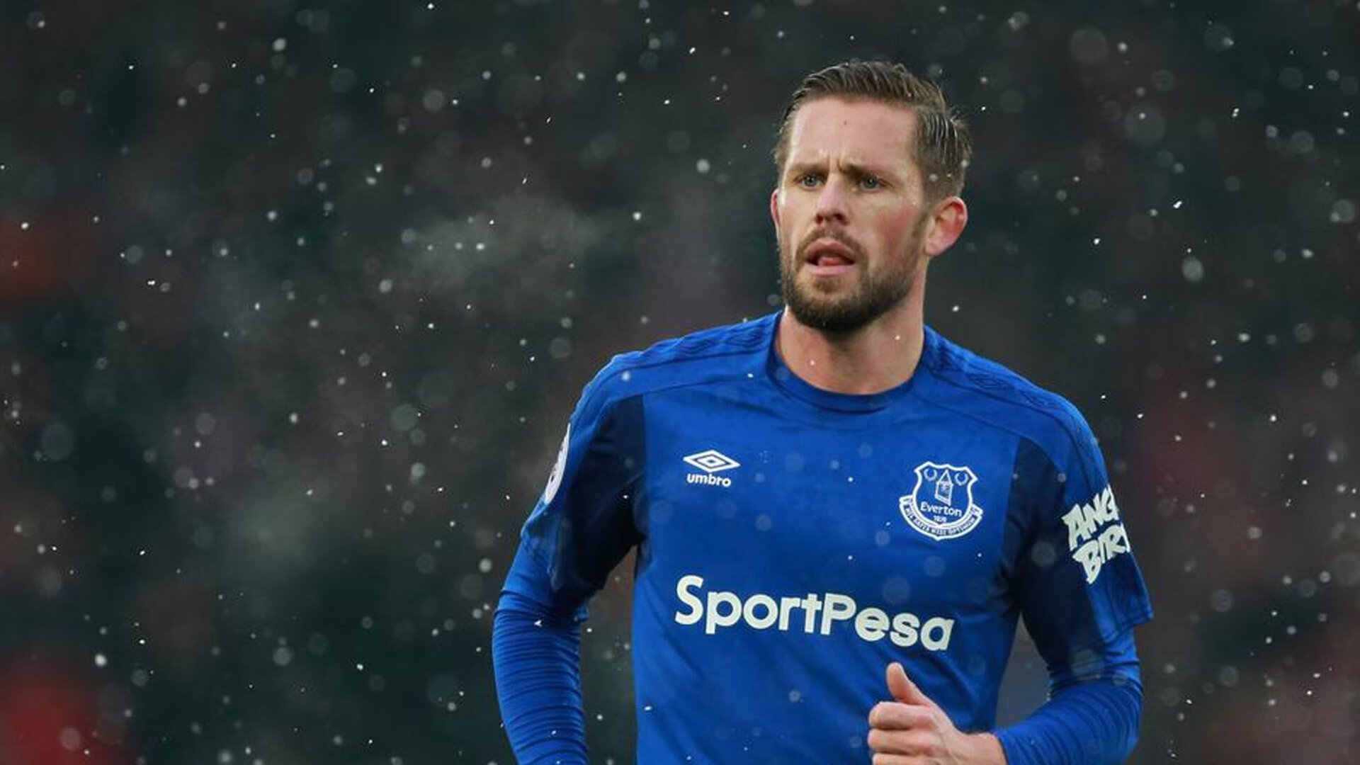 球场狂欢:球迷应援和现场互动高潮不断,球场dj